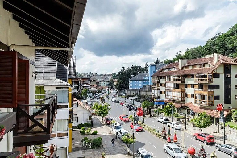 Linda cobertura com sacada no centro de Gramado.